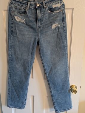 103. 💙 American Eagle Outfitters Women's Mom Straight Distressed Jeans Sz.8